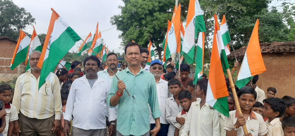 हारादाग कला पंचायत में अमृत महोत्सव के मौके पर शनिवार को उत्क्रमित मध्य विद्यालय हारादाग कला में निकाली गई तिरंगा यात्रा।