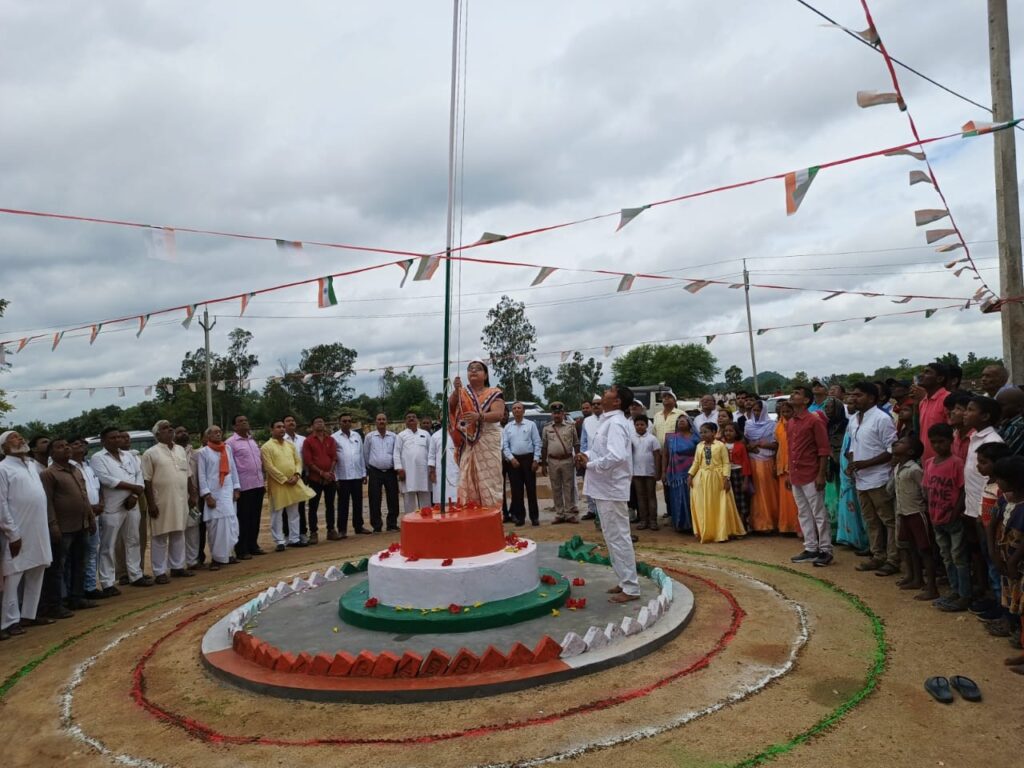 रमना प्रखंड मुख्यालय सहीत आसपास के ग्रामीण इलाकों मे शान से लहरा तिरंगा