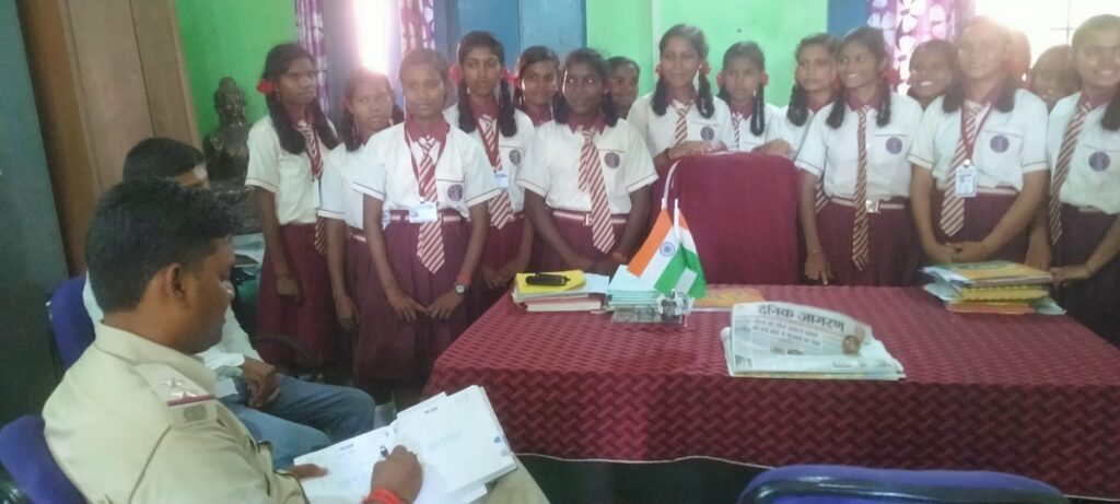 धुरकी:- कस्तूरबा गांधी आवासीय विद्यालय की छात्रा ने वार्डन सुषमा पर थाने में आवेदन देकर बेवजह प्रताड़ित करने का लगाया आरोप