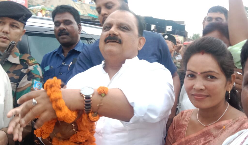 झामुमों कार्यकर्ताओं ने मंत्री मिथिलेश कुमार ठाकुर का रमना मे किया स्वागत