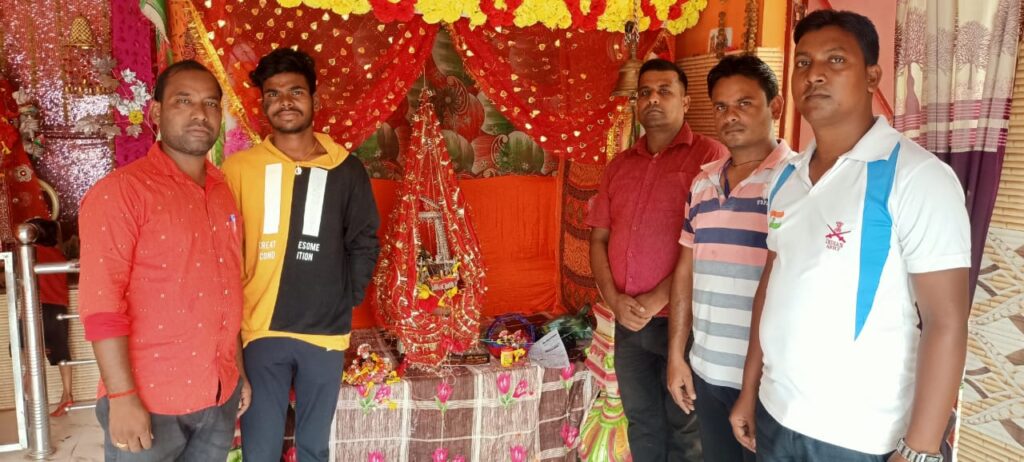 रंका अनुमंडल अंतर्गत रंका प्रखंड में कृष्ण जन्माष्टमी के अवसर पर मंत्री मिथिलेश कुमार ठाकुर के सौजन्य से भंडारे के लिएदी गई सहयोग राशि।