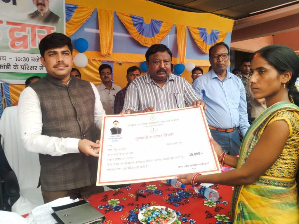 कांडी प्रखंड कार्यालय में प्रशासन आपके द्वारा कार्यक्रम एक दिवसीय रखा गया