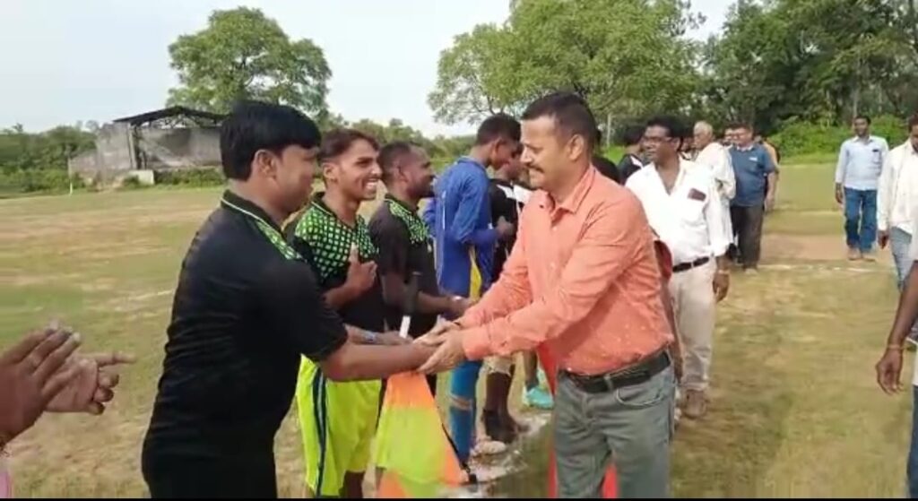 आर स्टार स्पोर्ट्स क्लब सिंदुरिया के तत्वाधान में तीन दिवसीय बालक /बालिका फुटबॉल टूर्नामेंट का आयोजन सेल के सीडी मैदान में किया गया।