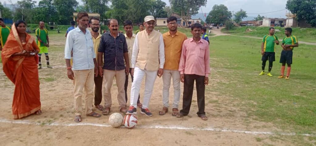 टॉप टेन फुटबॉल मैच का हरिहरपुर डगर में नवनिर्वाचित मुखिया अनुज कुमार सिंह उर्फ नीजू सिंह द्वारा उद्घाटन किया गया