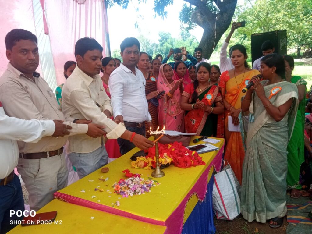 कांडी पंचायत सचिवालय  परिसर में झारखंड स्टेट लाइवली हुड प्रमोशन सोसाइटी के अंतर्गत संकुल संगठन का उद्घाटन किया गया