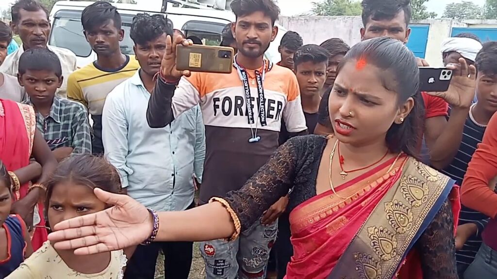 एन पी एस विद्यालय पिपरी कला पहुंची प्रमुख,प्रधानाध्यापक को लगाया फटकार
