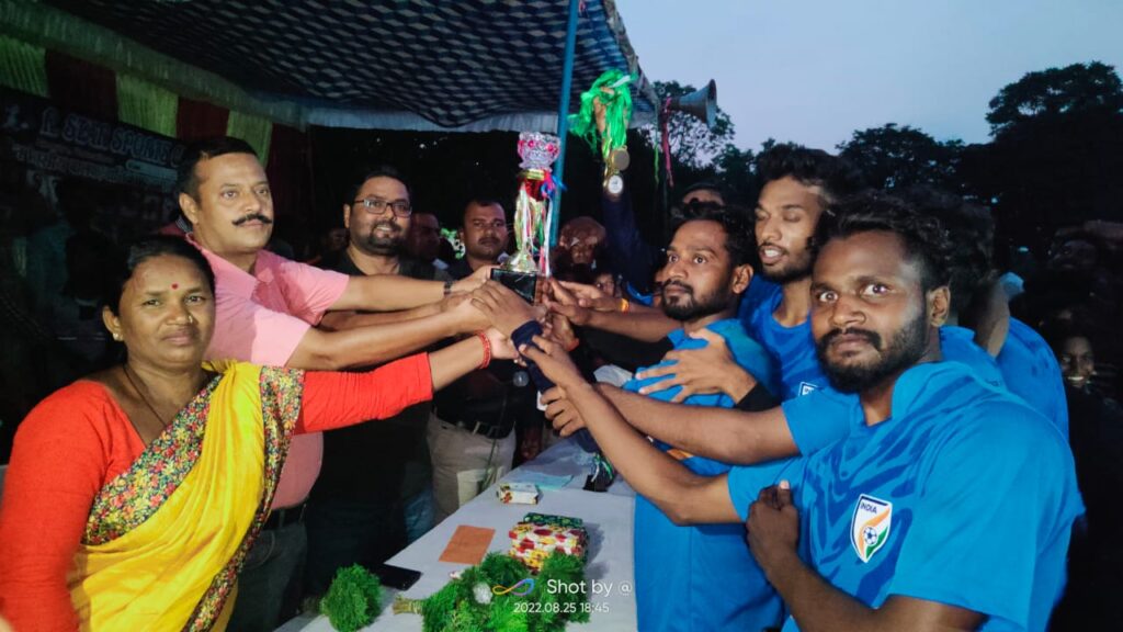 कप देकर सम्मानित करते अतिथी