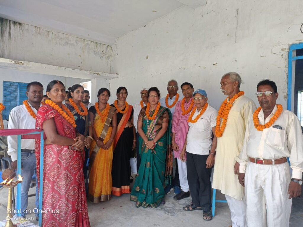 रमना प्रखंड मुख्यालय स्थित बालिका उच्च विद्यालय मे शनिवार को जिला परिषद अध्यक्ष शांति देवी का अभिनंदन शिक्षक और छात्राओ के द्वारा किया गया