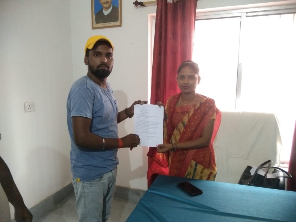 सड़क की स्थिति को लेकर ब्लॉक प्रमुख व मुखिया को सौंपी गई ज्ञापन।