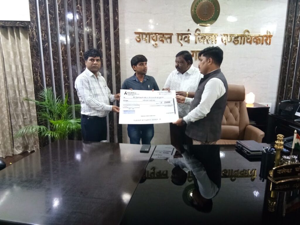 हिट एंड रन मामले में मृत व्यक्तियों के आश्रितों को 25-25 हजार रुपये का मुआवजा राशि प्रदान किया गया।