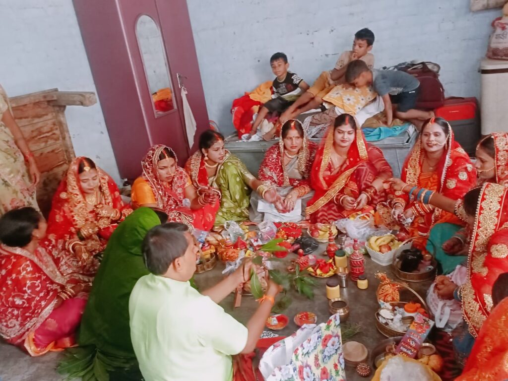 सुहागिन महिलाओं ने निर्जला व्रत रखकर पति की दीर्घायु होने की कामना