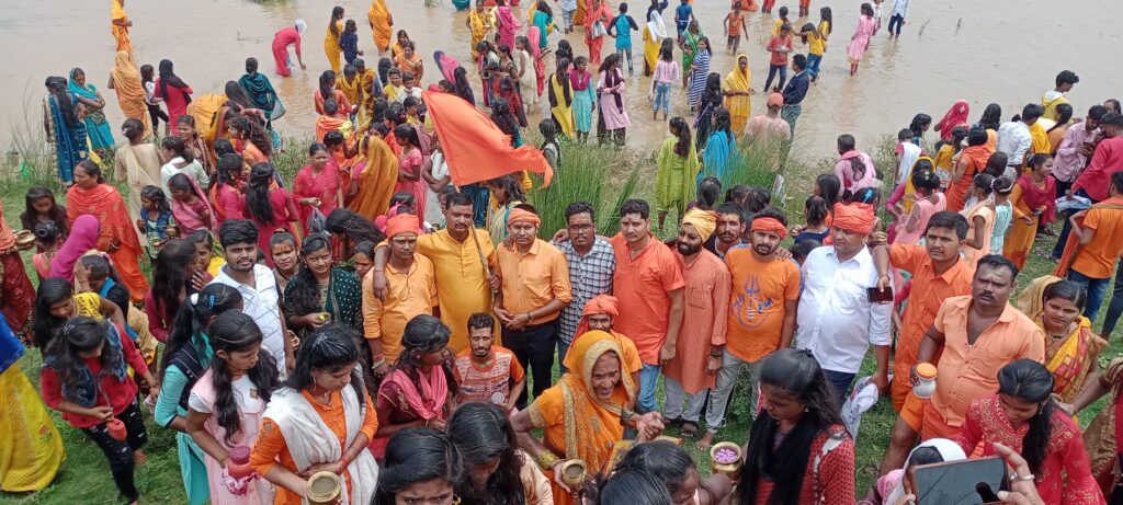 विश्व हिन्दू परिषद व बजरंग दल के तत्वावधान में साहसी कावड़ यात्रा निकाला गया।