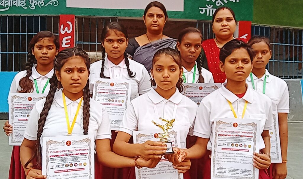पांडू +2 कस्तूरबा गांधी आवासीय बालिका विद्यालय के छात्राओं को जिले में गोल्ड एवं सिल्वर मेडल से किया गया सम्मानित।
