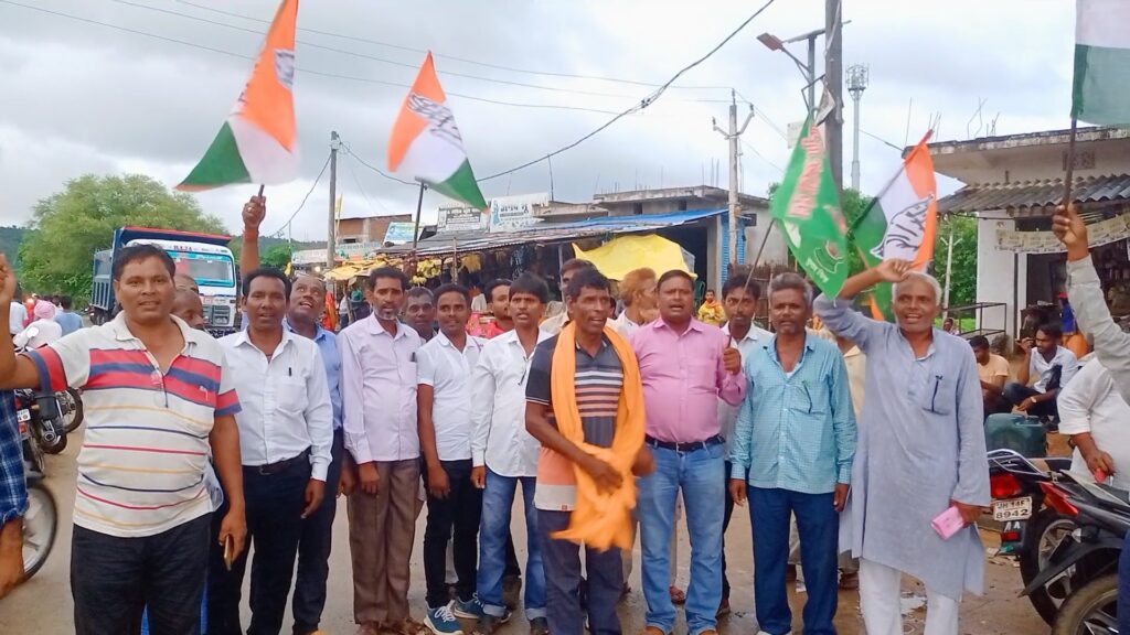 बिहार में महागठबंधन की सरकार बनने पर महागठबंधन के नेताओं ने लोगों को बांटा मिठाई