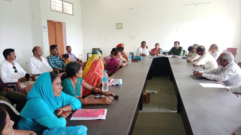प्रखण्ड कार्यालय के सभागार कक्ष में प्रमुख के अध्यक्षता में बीडीओ,बीडीसी व मुखिया की हुई बैठक।