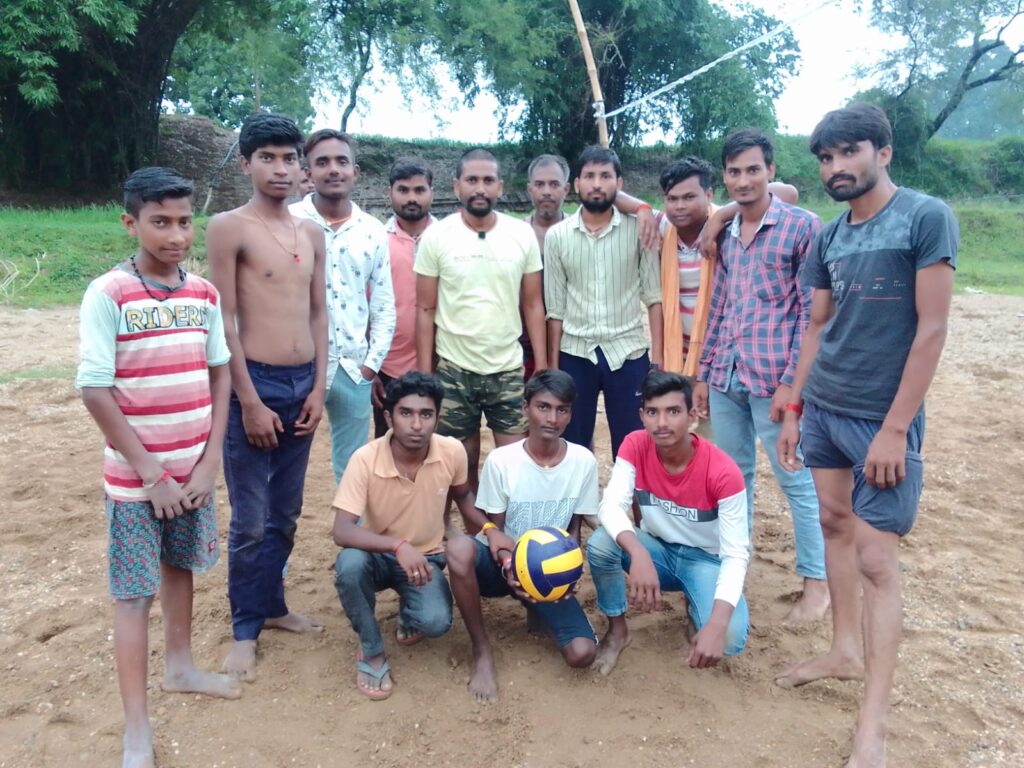 नवयुवक क्लब चौरिया के तत्वधान में  युवक तथा बच्चों के बीच खेला जा रहा है बॉलीबॉल