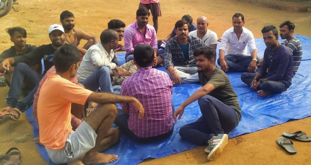 दुर्गा पूजा मनाने को लेकर मंदिर परिसर में ग्रामीणों ने की बैठक, गौतम सोनी बने अध्यक्ष