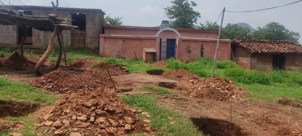 चयनित आंगनबाड़ी केंद्र भवन के भूमि पर दबंगों के द्वारा अतिक्रमण कर बनाया जा रहा है मकान , अंचल पदाधिकारी खरौंधी को दिया गया आवेदन