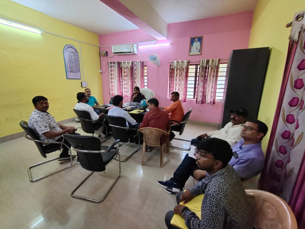 नाली , पीसीसी पथ सहित अन्य योजनाओं को लेकर नगर पंचायत कार्यालय में समीक्षात्मक बैठक।