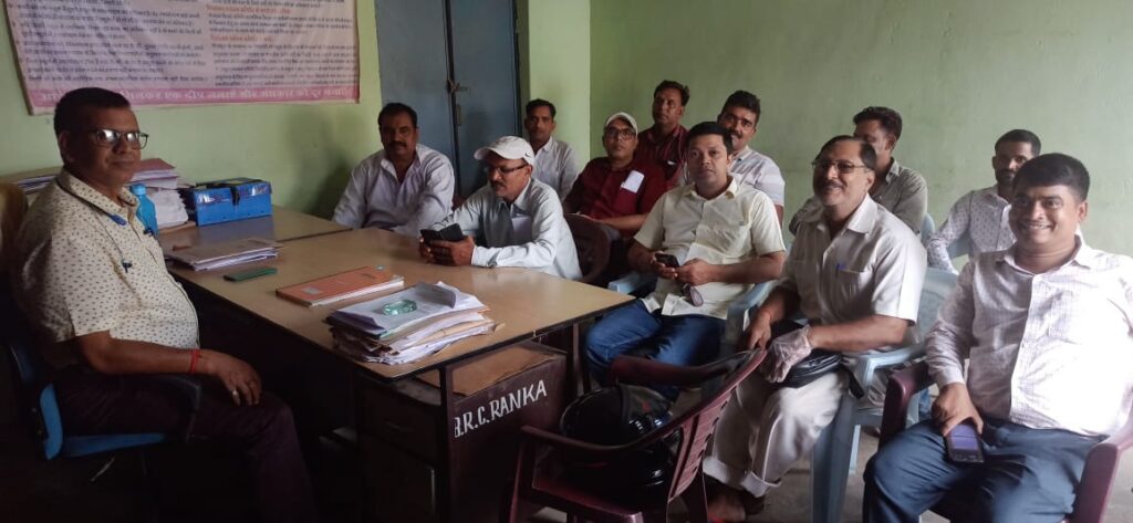 प्रखण्ड कार्यक्रम पदाधिकारी ने संकुल साधन सेवियों के साथ की बैठक।