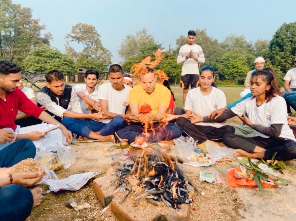 राहुल फिजिकल एकेडमी में प्रशिक्षण ले रहे सैकड़ो छात्र की उज्वल भविष्य के लिए अग्नीवीर भर्ती के लिए हवन किया गया।