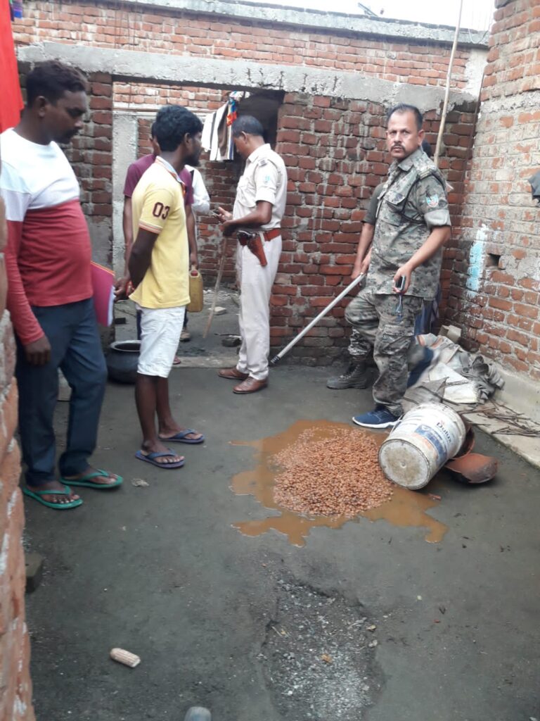 रंका पुलिस ने 30 लीटर जावा महुआ को विनिष्ट किया
