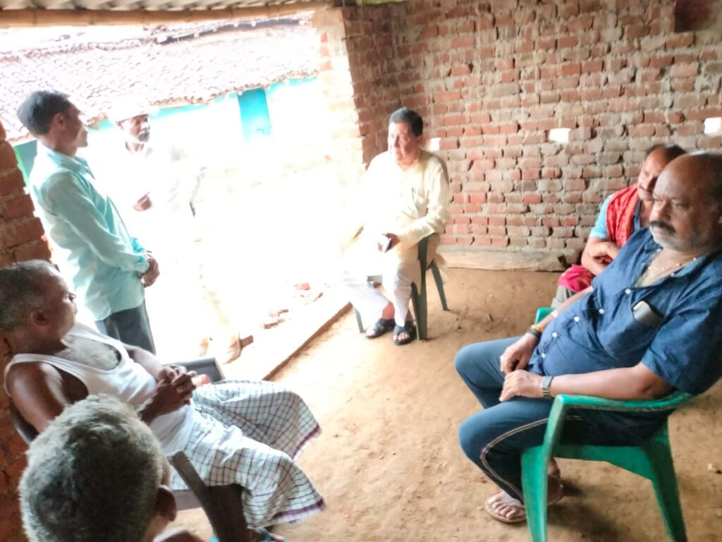 दो गोतनी की वज्रपात से मौत के बाद पूर्व मंत्री गिरिनाथ सिंह परिवार जनों से मिलकर ढाढस बढ़ाया।