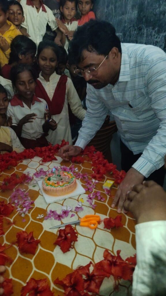 शिक्षक दिवस के अवसर पर राजकीय मध्य विद्यालय केतार में केक काट कर मनाया गया शिक्षक दिवस