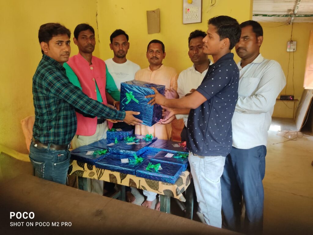 आदर्श युवा क्लब के पदाधिकारियों ने शिक्षक दिवस के अवसर पर शिक्षक को किया सम्मानित।