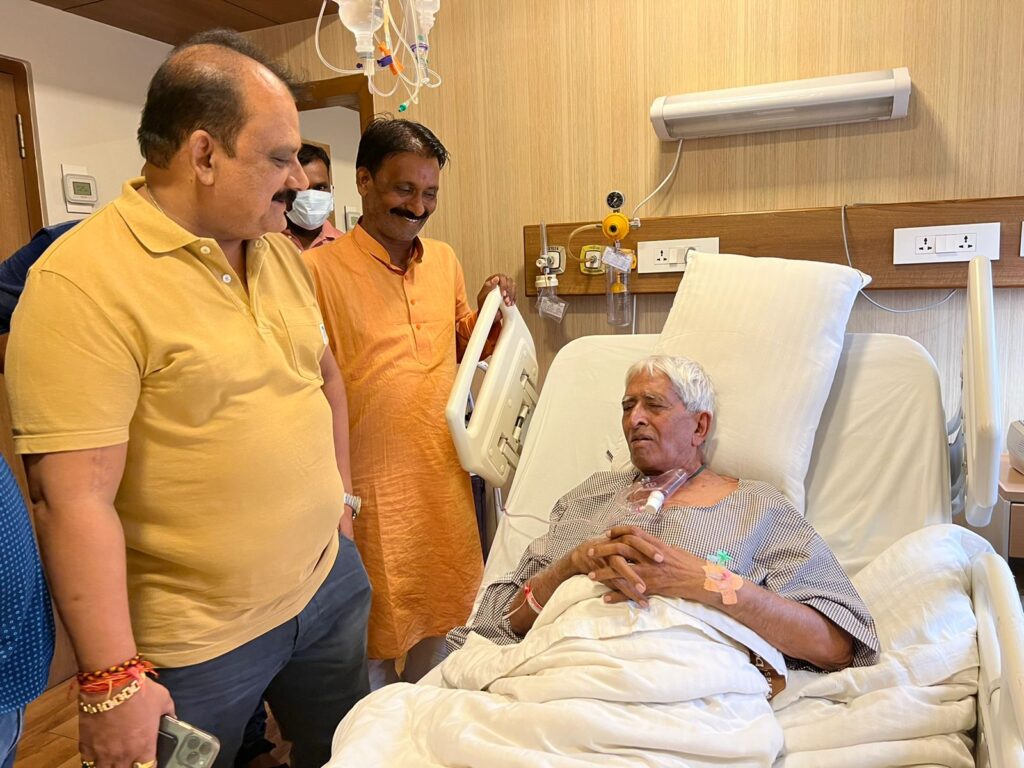 इलाजरत पूर्व मंत्री रामचंद्र केसरी से मिलने पहुंचे मंत्री मिथिलेश ठाकुर