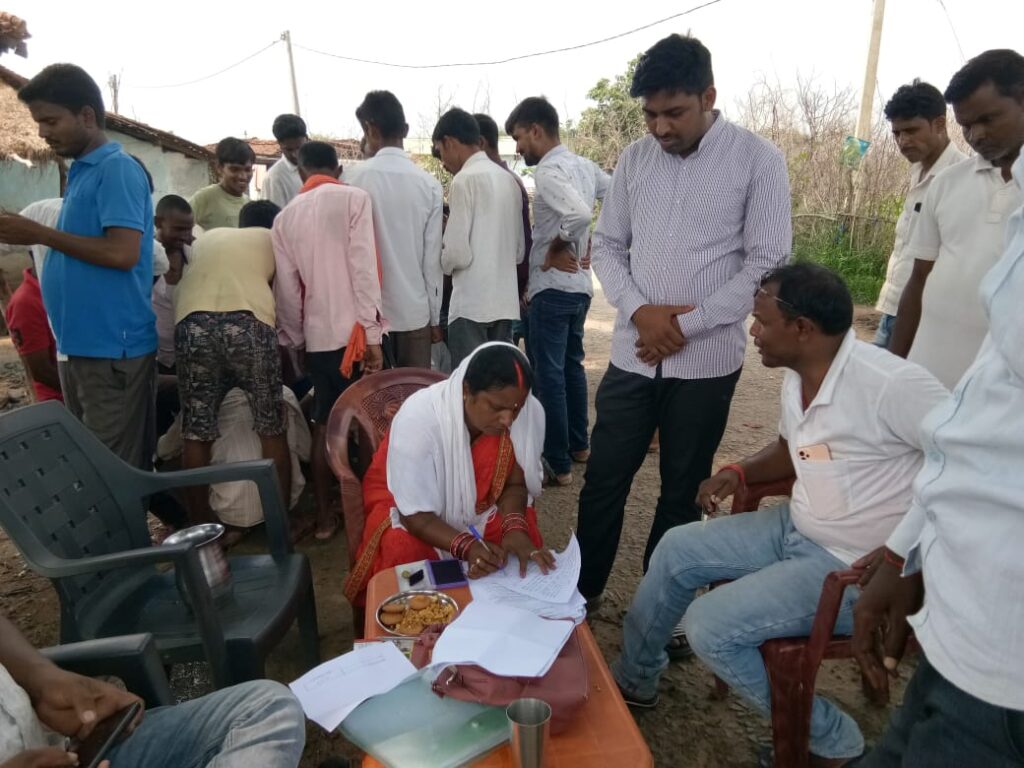 पंचायत के प्रतिनिधियों सहित ग्रामीणों ने अपने वार्ड की समस्या से कराया अवगत।