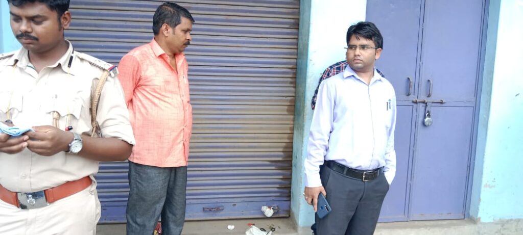 एसडीएम राज महेश्वरम के नेतृत्व मे रमना के तीन दुकानों मे सरकारी राशन की खरीद-बिक्री किए जाने के सूचना के आलोक मे किया छापेमारी।