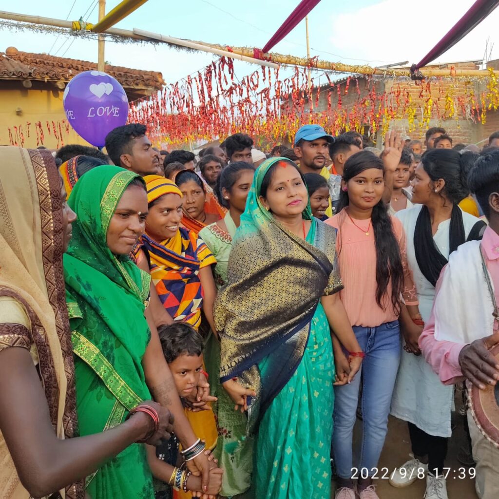 सिलीदाग पंचायत के मुखिया ने उरांव समाज के लोगों के साथ की करमा पूजा