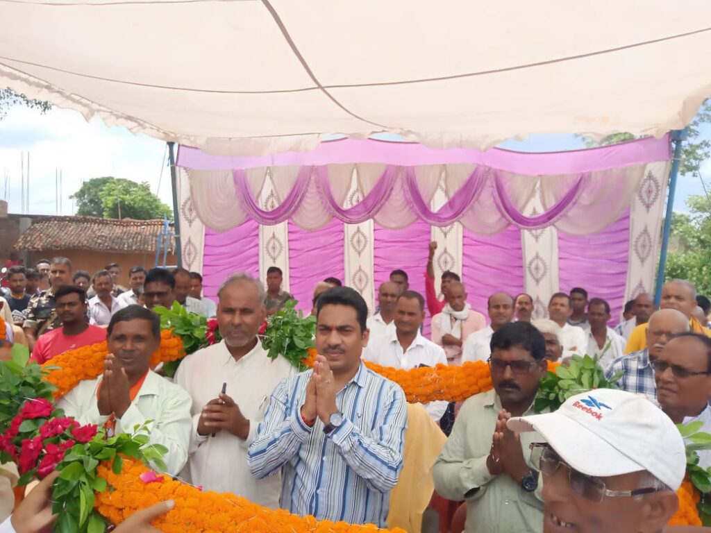 विधायक भानु प्रताप शाही ने 10 करोड़ की लागत से विशुनपुरा से नगर उंटारी तक बनने वाले पीडब्ल्यूडी सड़क का किया शिलान्यास।