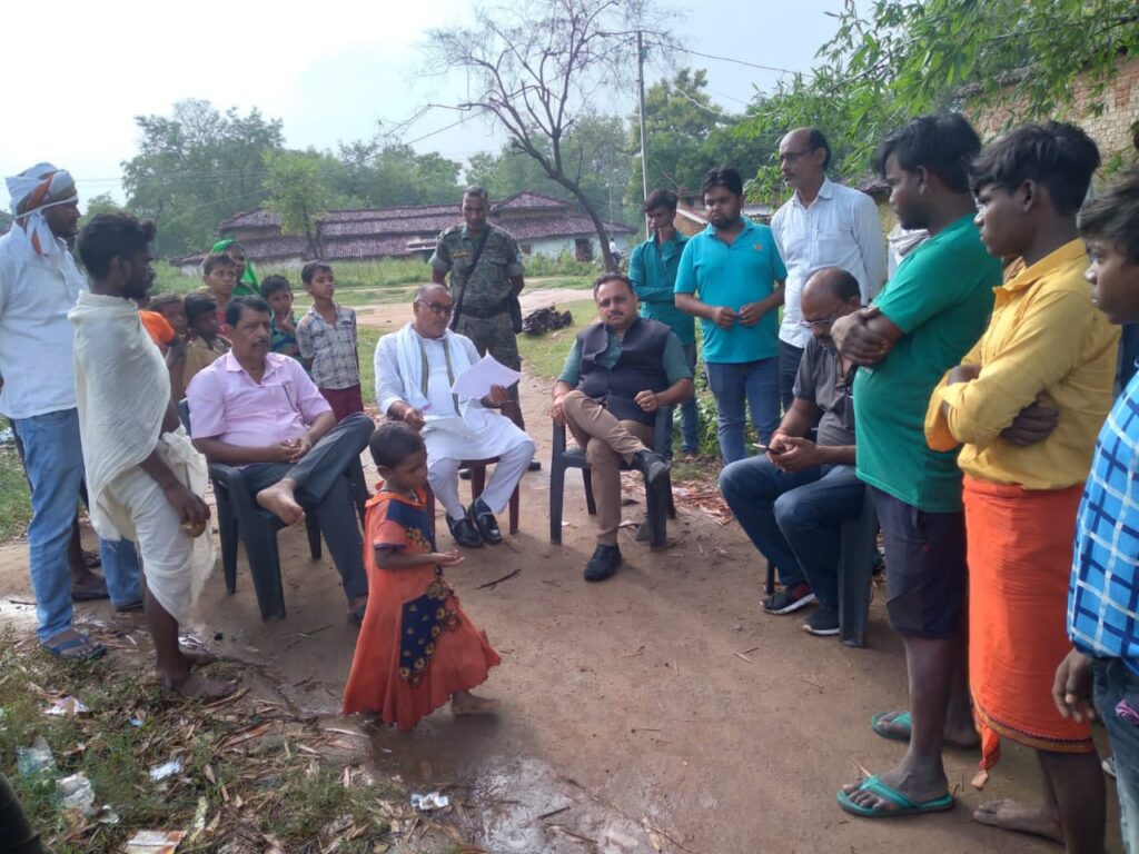 पूर्व विधायक अनंत प्रताप देव ने मृतक के परिजनों को किया आर्थिक सहयोग।