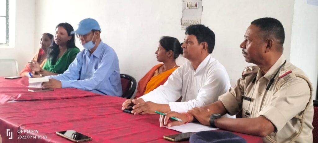 थाना परिसर में मॉब लीचिंग व बच्चा चोरी को लेकर की गई बैठक।