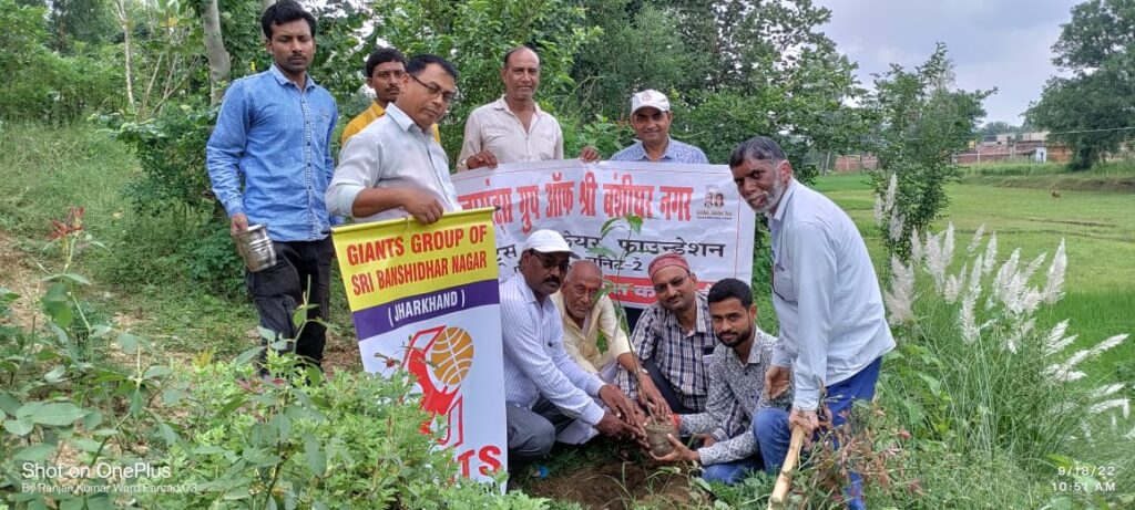 जायंट्स सेवा सप्ताह के तहत आज दिनांक 18,,9,,2022 दिन रविवार को पुरैनी पोखरा मंदिर के प्रांगण में पौधारोपण का कार्य क्रम किया गया