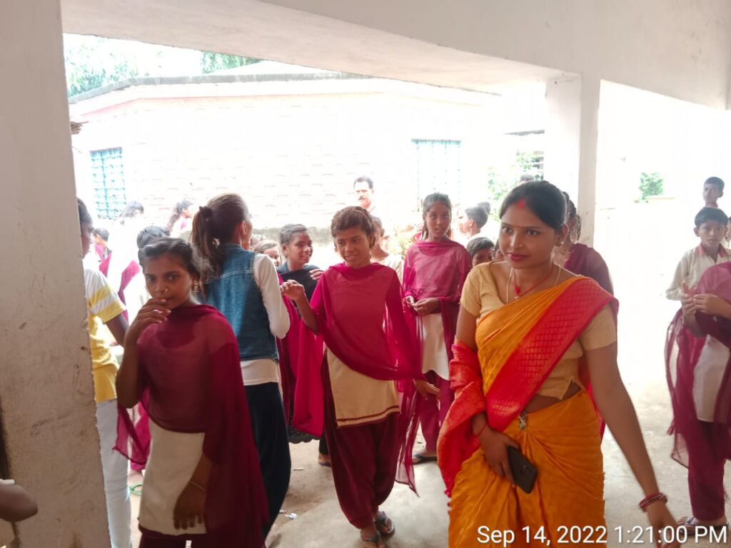 प्रमुख द्वारा जांच की गई स्कूल की कमियां पाया गया सही