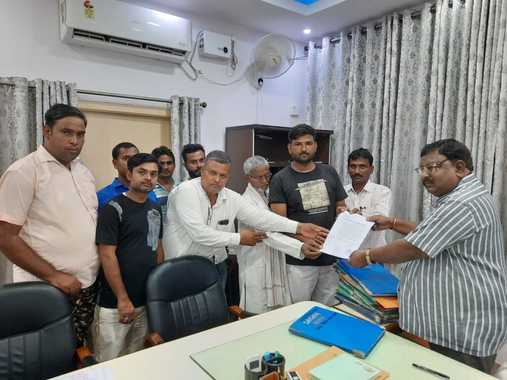 ओखरगाड़ा के ग्रामीणों ने डीसी को सौंपा ज्ञापन, पिछड़ा वर्ग आवासीय विद्यालय निर्माण की मांग