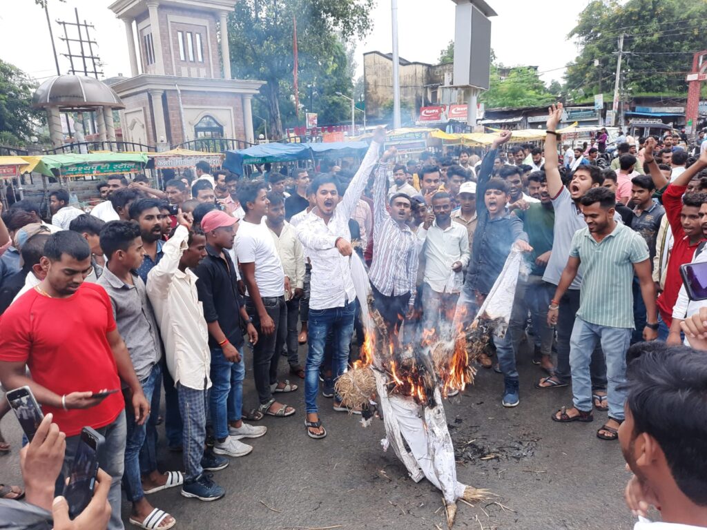 झारखंड छात्र मोर्चा ने पूर्व विधायक का पुतला दहन किया कहा सत्येंद्र नाथ तिवारी नहीं चाहते कि गढ़वा के बच्चे शिक्षित हों