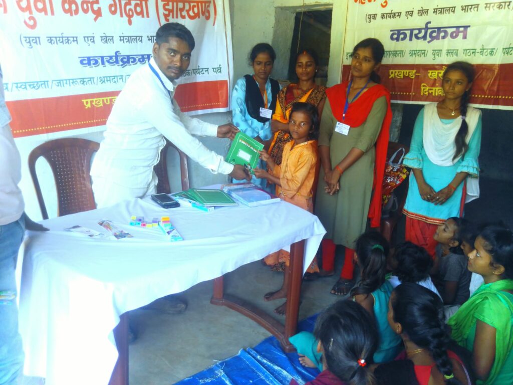 नेहरू युवा केंद्र के द्वारा APAD पब्लिक स्कूल चौरिया के छात्र छात्राओं को शिक्षा संगीत एवं खेल के क्षेत्र में बेहतरीन परिणाम लाने वाले छात्र-छात्राओं को शिक्षण सामग्री देकर  किया गया पुरस्कृत