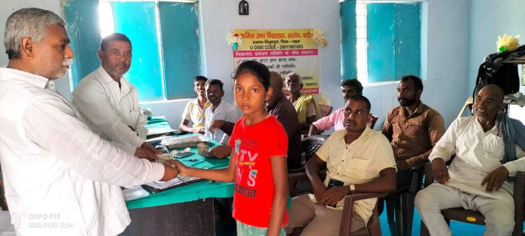 खबर का असर, सरांग उच्च विद्यालय में प्रतिपूर्ति राशि का वितरण करने पहुंचे सीआरपी महेंद्र प्रसाद गुप्ता ।