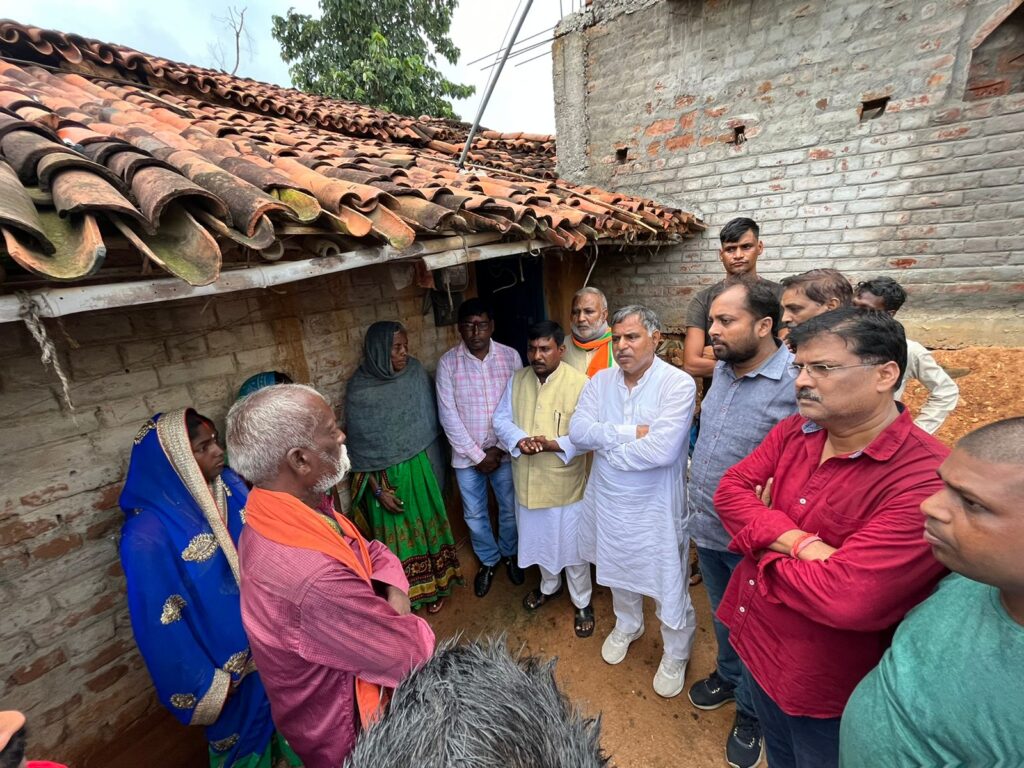 नाबालिक लड़की का अपहरण एवं शोषण की घटित घटना को लेकर पिड़ित परिवार से मिलने पहुंचे भाजपा नेता अलखनाथ पाण्डेय और जिलाध्यक्ष ओमप्रकाश केशरी