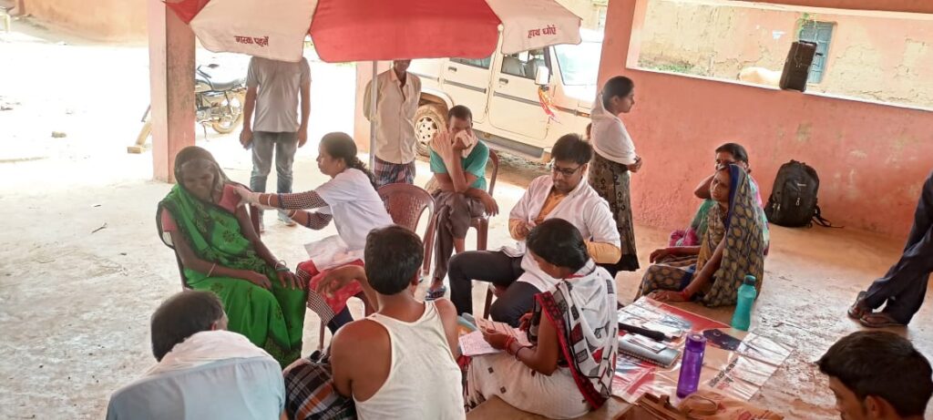 चौरिया चौपाल में 18 वर्ष से अधिक उम्र वाले लोगों को लगाया गया बूस्टर डोज।