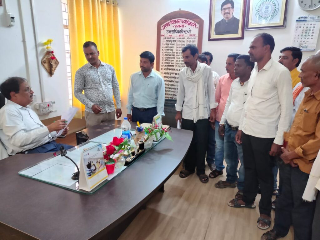 राजस्व कर्मचारी के बाद अब किसान मित्र भी अनिश्चित काल के लिए हड़़ताल पर।