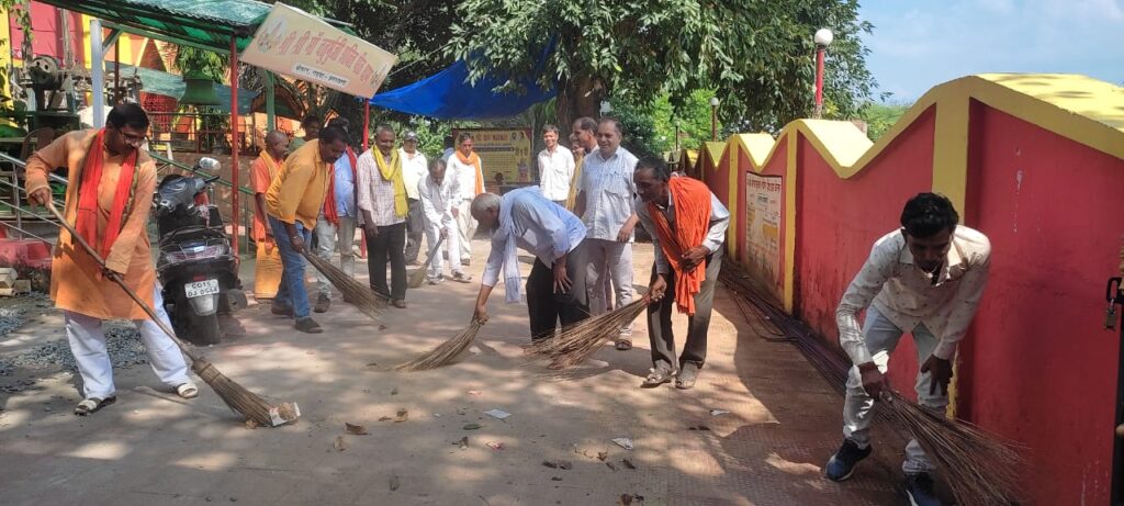 भाजपा कार्यकर्ताओं ने सेवा पखवाड़ा कार्यक्रम के अंतर्गत मनाया स्वच्छता अभियान।