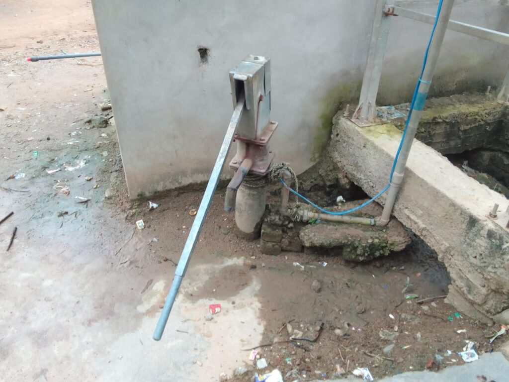 चौरिया बाजार का चापाकल है खराब नहीं है किसी  जनप्रतिनिधि का ध्यान।