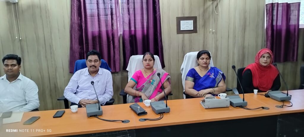 नगर परिषद के सभागार कक्ष में नगर परिषद अध्यक्ष पिंकी केसरी के अध्यक्षता में नगर परिषद शहर क्षेत्रों के दुर्गा पूजा पंडाल समिति की पदाधिकारियों की बैठक आहूत की गई