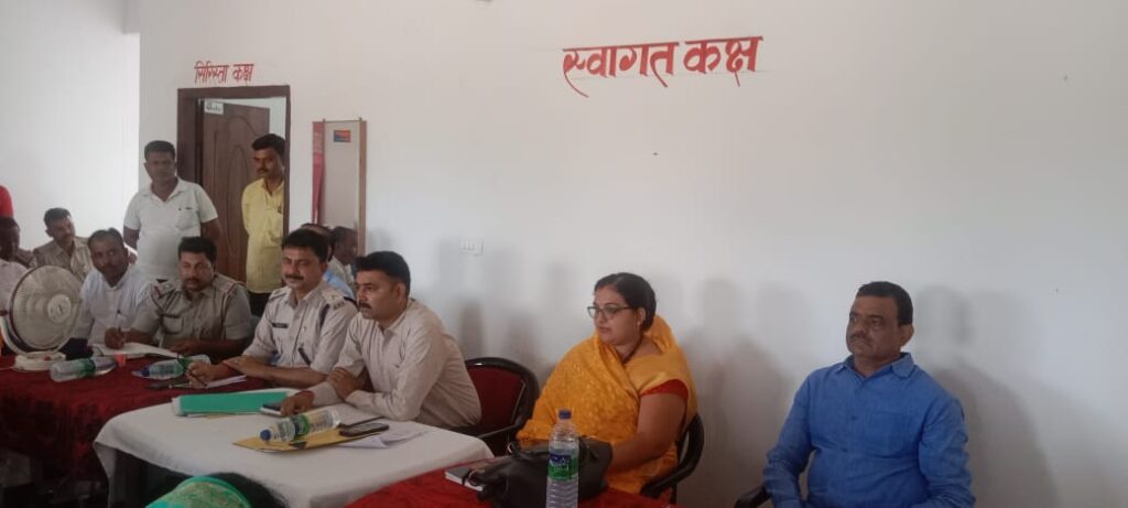 दशहरा पर्व शांतिपूर्ण माहौल में मनाने को लेकर थाना परिसर हुई बैठक