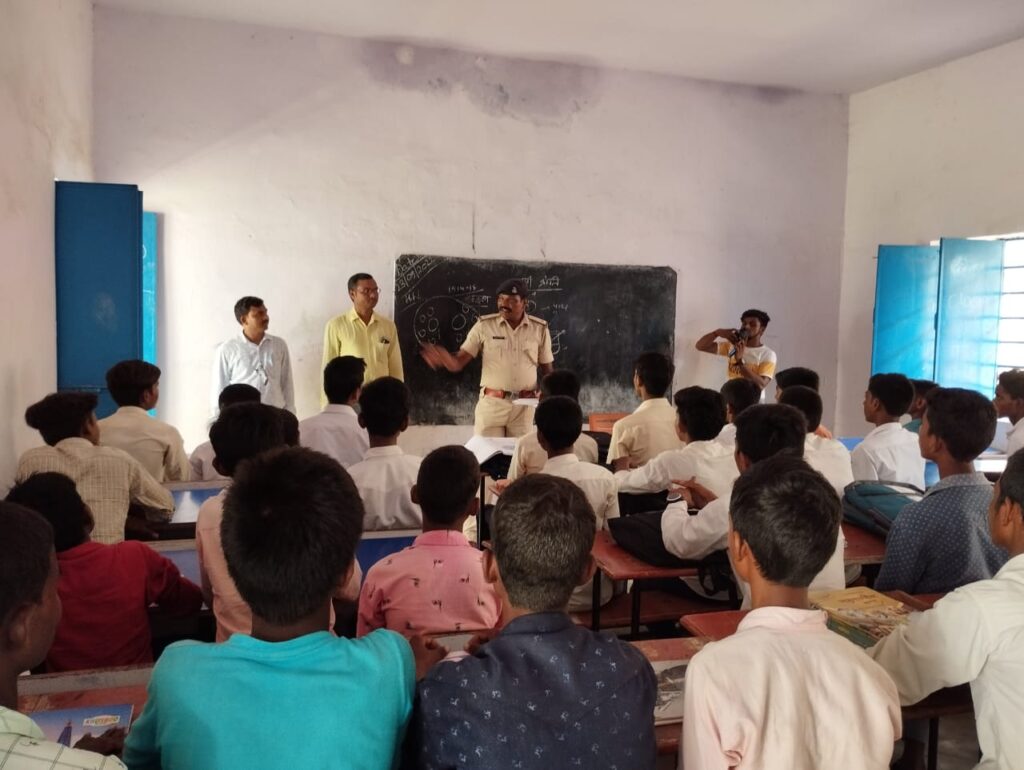 पुलिसिंग के तहत छात्र-छात्राओं को व्यवहारिक ज्ञान के साथ -साथ ट्रैफिक नियमों के बारे में बताया गया